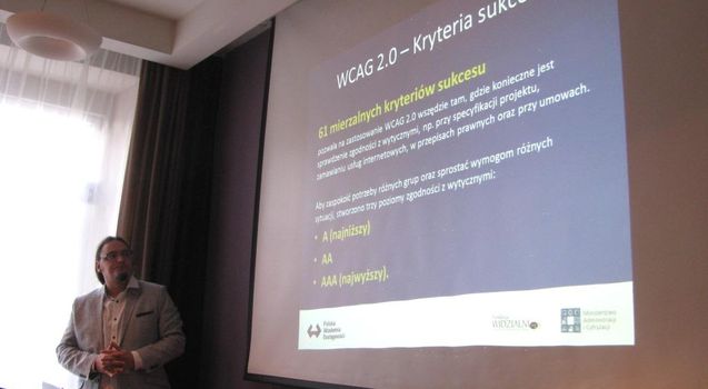 Powiększ obraz: Przemysłąw Marcinkowski, ekspert ds. dostępności Fundacji Widzialni, podczas szkolenia z WCAG 2.0